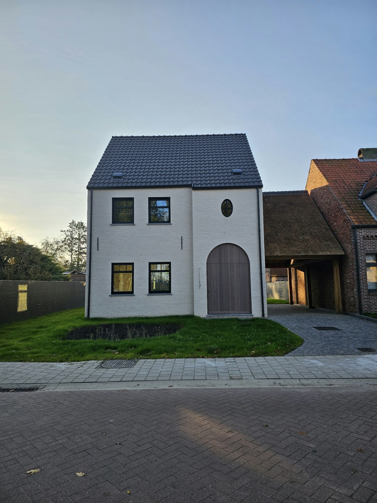 ZEER BINNENKORT TE KOOP &ndash; LANDELIJKE MODERNE NIEUWBOUWWONING