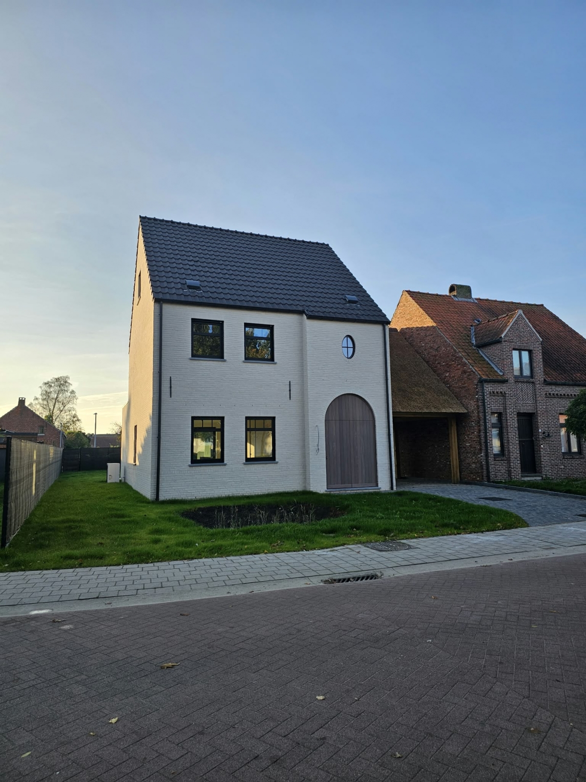 ZEER BINNENKORT TE KOOP &ndash; LANDELIJKE MODERNE NIEUWBOUWWONING