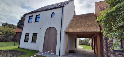 ZEER BINNENKORT TE KOOP &ndash; LANDELIJKE MODERNE NIEUWBOUWWONING